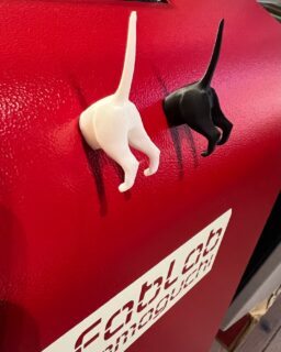 ファブラボやまぐちの、工作機材に新しく加わったBambu Lab A1 mini(3Dプリンタ)で、早速データを出力してみました✨

【猫のお尻のマグネット】
こちらは、Bambu Labのオンラインモデルでデータをダウンロードして出力しました！出力したものに、小さなマグネットを装着しています。
とても可愛い猫のお尻のマグネットです😺

【ベッドスクラッパー】
Bambu Lab A1 miniの中のファイルに既存で入っているデータを出力しました。

現在ファブラボでは、３種類のカラー（白・黒・茶）
のフィラメントをご用意しています。それぞれ違った雰囲気があり、簡単にフィラメントを交換して出力することが可能です。

とても滑らかな動きと、出力するスピードも速いので見ているだけでも楽しめますよ😊

#ファブラボ山口
#3dプリンタ
#3dプリンターで作った 
#3dプリンタ出力 
#Bambu Lab A1 mini
#ものづくり