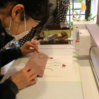 ☆新規工作機材の導入☆
ファブラボやまぐちの工作機材に新しくsilhouette CURIO2
(ペーパーカッター)が加わりました！

様々な素材のカットや加工が可能な機械です。
またカットだけでなく、電源供給をして稼働するパワーツールにより、箔押し、エングレービング、レザーパンチも可能になっているため、より作品の幅が拡がります。

必要なものは全て付属しているので、素材さえあればすぐにものづくりを始めることができます。
皆さんも『silhouette CURIO2』を使って、自分のものづくりを楽しみませんか？

予約開始は、5月7日（水）からの予定です。

#ファブラボやまぐち 
#ものづくり 
#silhouette CURIO2
#ペーパーカッター 
#箔押し 
#エンボス 
#デボス