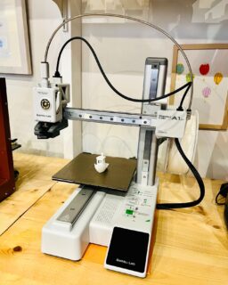 ☆新規工作機材の導入☆
ファブラボやまぐちの工作機材に新しくBambu Lab A1 mini(3Dプリンタ)が加わりました！

コンパクトで扱いやすく、高速プリントが可能な機種です。
最大造形サイズ：180 (W)x 180(D) x 180(H) mmのデータを出力することができます。

現在、ファブラボやまぐちでは、3種類（Bambu Lab A1 mini
/ ELEGOO MARS 3 Pro / AFINIA H480）の3Dプリンタのご利用が可能です。
皆さんも、3Dプリンタを使っていろんなものを出力してみませんか？

#ファブラボ山口 
#3dプリンタ 
#Bambu Lab A1 mini
#ものづくり