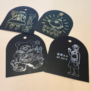 𓏸𓈒𓂃 紙々の箱庭 𓂃𓈒𓏸
ファブラボやまぐちのワークショップのお知らせです🔖
📅 2026年10月10日(土)10:00〜15:00
📍 本丁蔵部
(周南市児玉町2丁目25)
『箔押しでつくるオリジナルタグ』では、
お好きなイラストやロゴを箔押しできます✨
🖼 箔押しするデータについて
箔押ししたい イラストやロゴの画像をご用意ください。
・JPG または PNG形式
・一色で作成されたデータ
→ 黒一色がおすすめです◎
・箔押し可能サイズ
→ 最大 タテ40mm × ヨコ40mm
※きれいに箔押しできるサイズの目安です。
✨ 箔の色
当日、「金」または「銀」からお好きな色を選べます!
📱 データの持ち込み方法
以下のいずれかでお持ちください。
💾 USBメモリ・SDカード
→ データを入れて持参
📱 スマートフォン
→ 画像をスマートフォンに保存して持参
スマートフォンの画像を使用する場合は、
AirDrop または 会場に用意しているQRコードからメールで、画像を送ることができます📩
「自分のイラストを箔押ししてみたい!」
「オリジナルのタグを作ってみたい!」という方は、ぜひお気に入りの画像を持って遊びに来てください😊
𓂃𓈒𓏸 紙とZINEとおいしいものと時々ワークショップ 𓏸𓈒𓂃
#紙々の箱庭
#ファブラボやまぐち
#箔押し
#箔押し体験
#ワークショップ
#オリジナルタグ
#周南市
#ものづくり